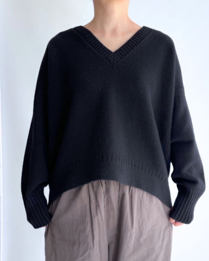 AURA V-neck knit pullover in Black
