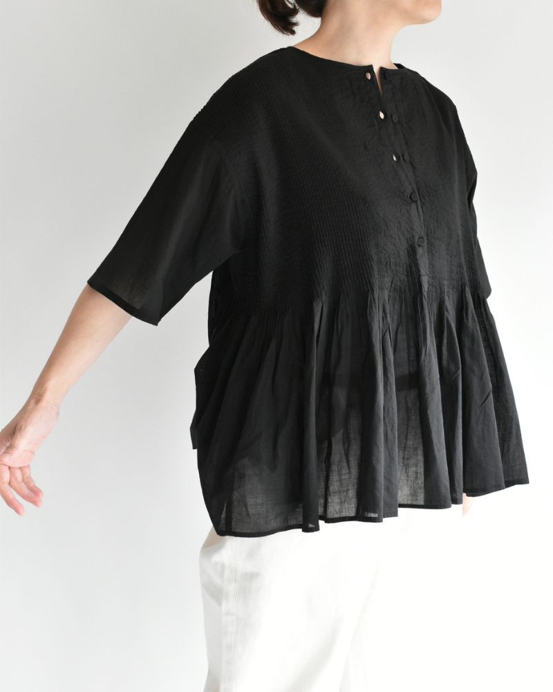 CREW-NECK PULLOVER HALF/SLEEVE SHIRT WITH MINI PINTUCK in Black
