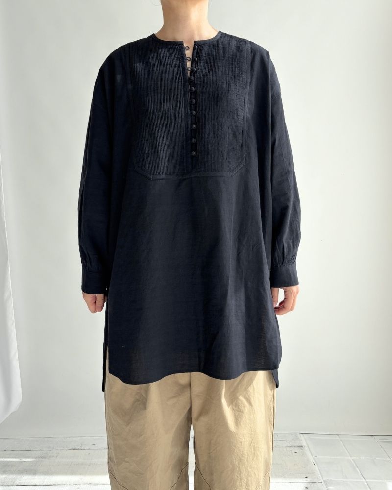 CREW-NECK BOSOM LONG SHIRT WITH MINI PINTUCK in Black