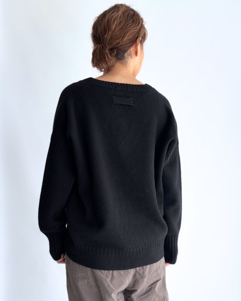 AURA V-neck knit pullover in Black