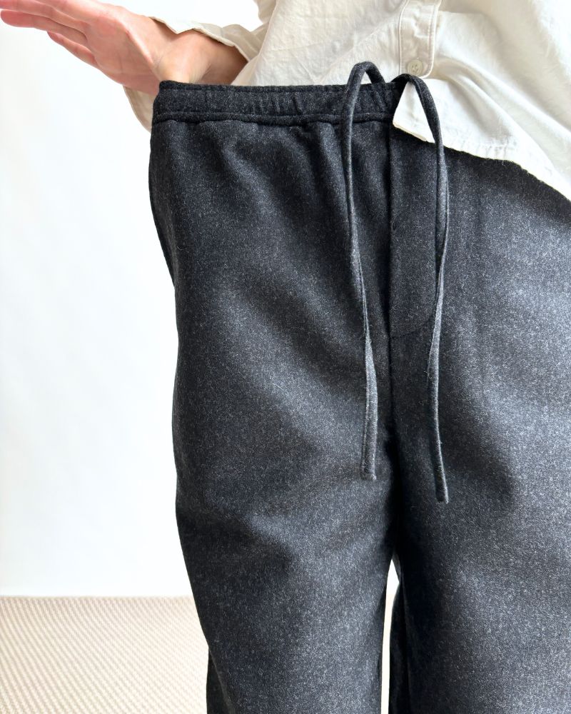 WOOL FLANNEL EASY TAPERED PANTS Charcoal