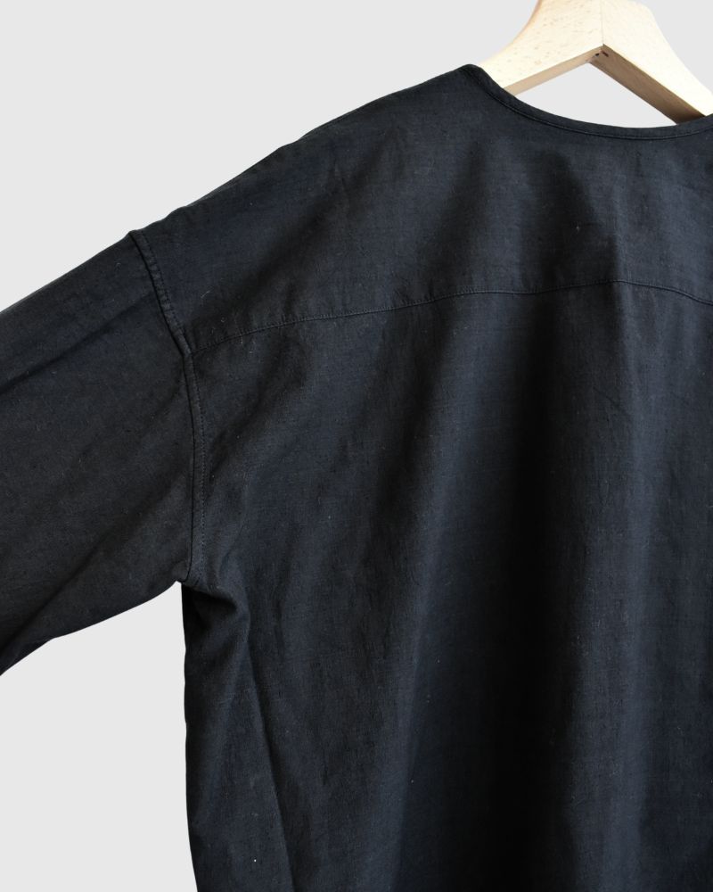 CREW-NECK BOSOM LONG SHIRT WITH MINI PINTUCK in Black