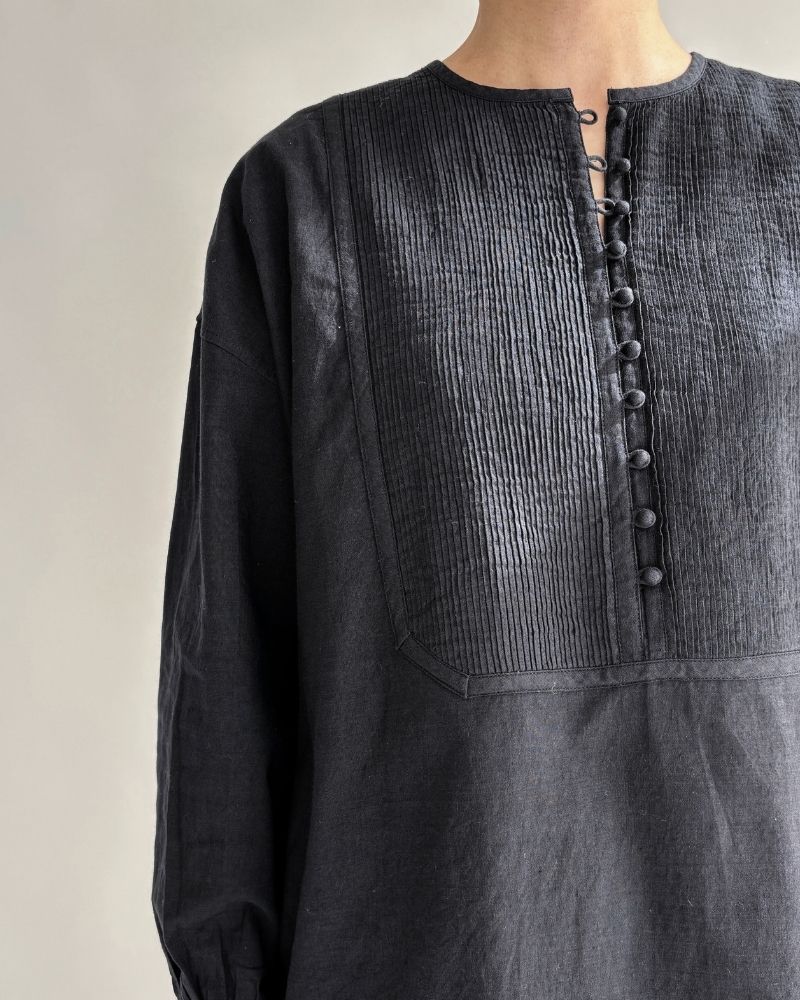CREW-NECK BOSOM LONG SHIRT WITH MINI PINTUCK in Black