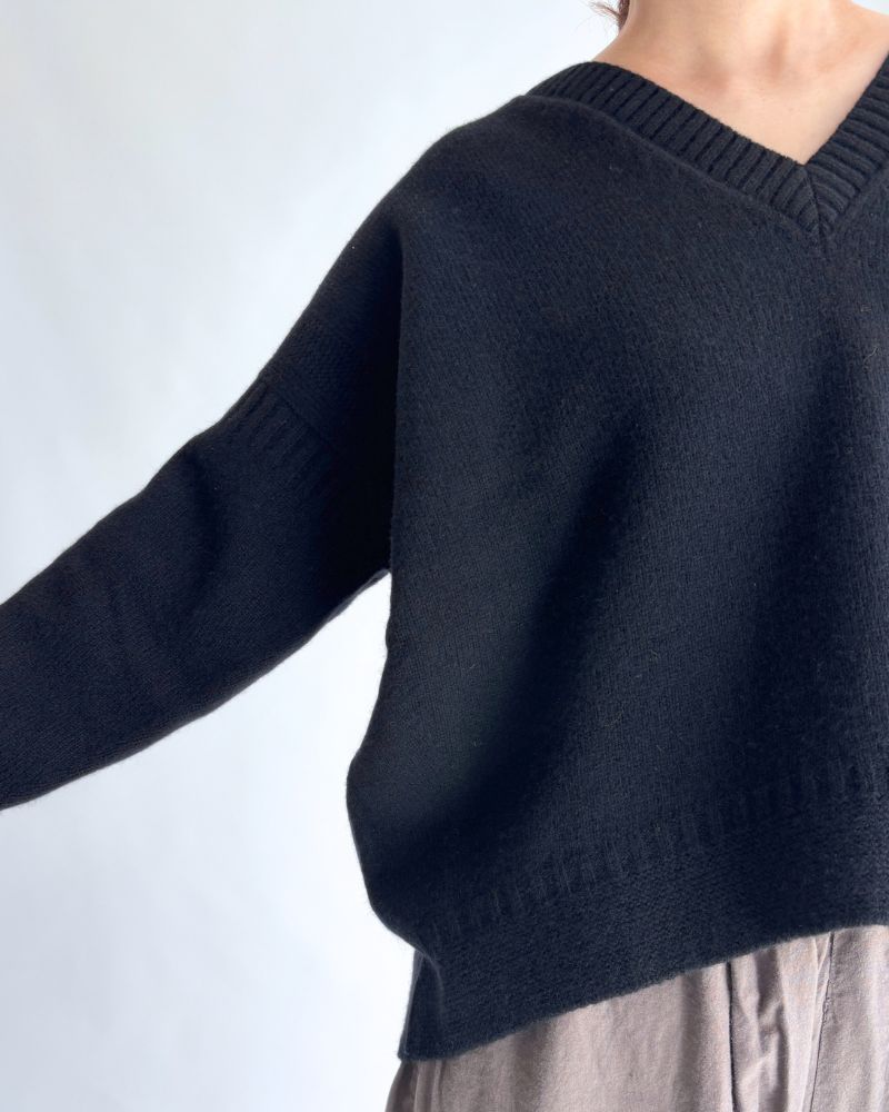 AURA V-neck knit pullover in Black