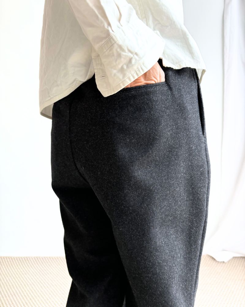 WOOL FLANNEL EASY TAPERED PANTS Charcoal