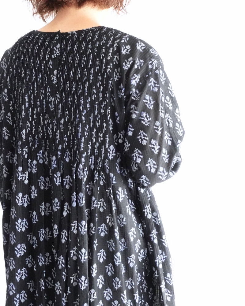 CREW-NECK P/O SHIRT DRESS WITH PINTUCK in Black
