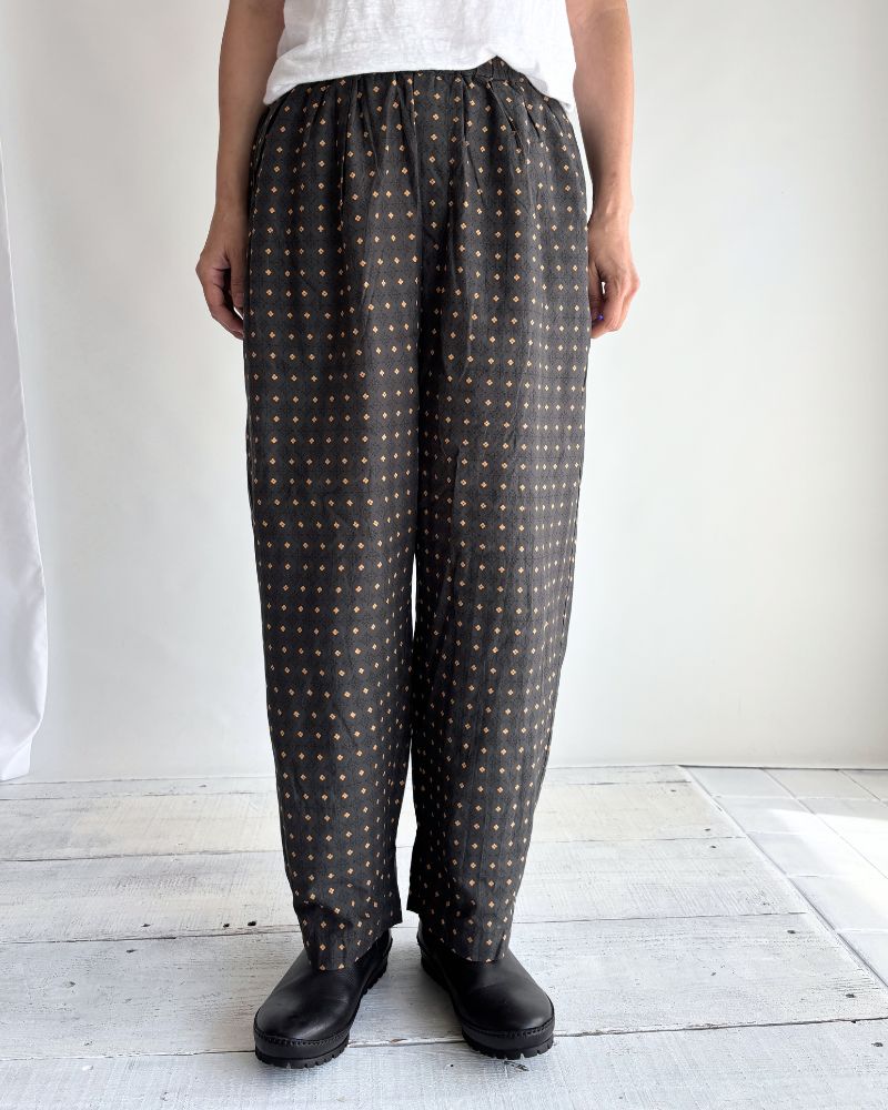 2TUCK TAPERED EASY PANTS in Charcoal