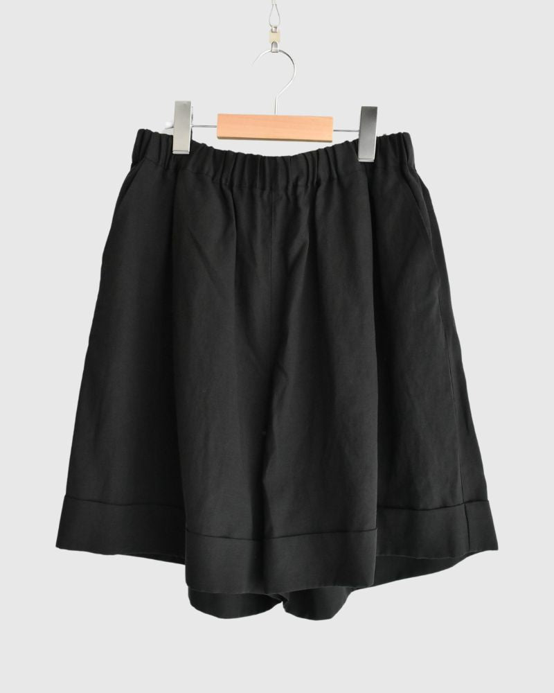 Wide Tuck Shorts in Black