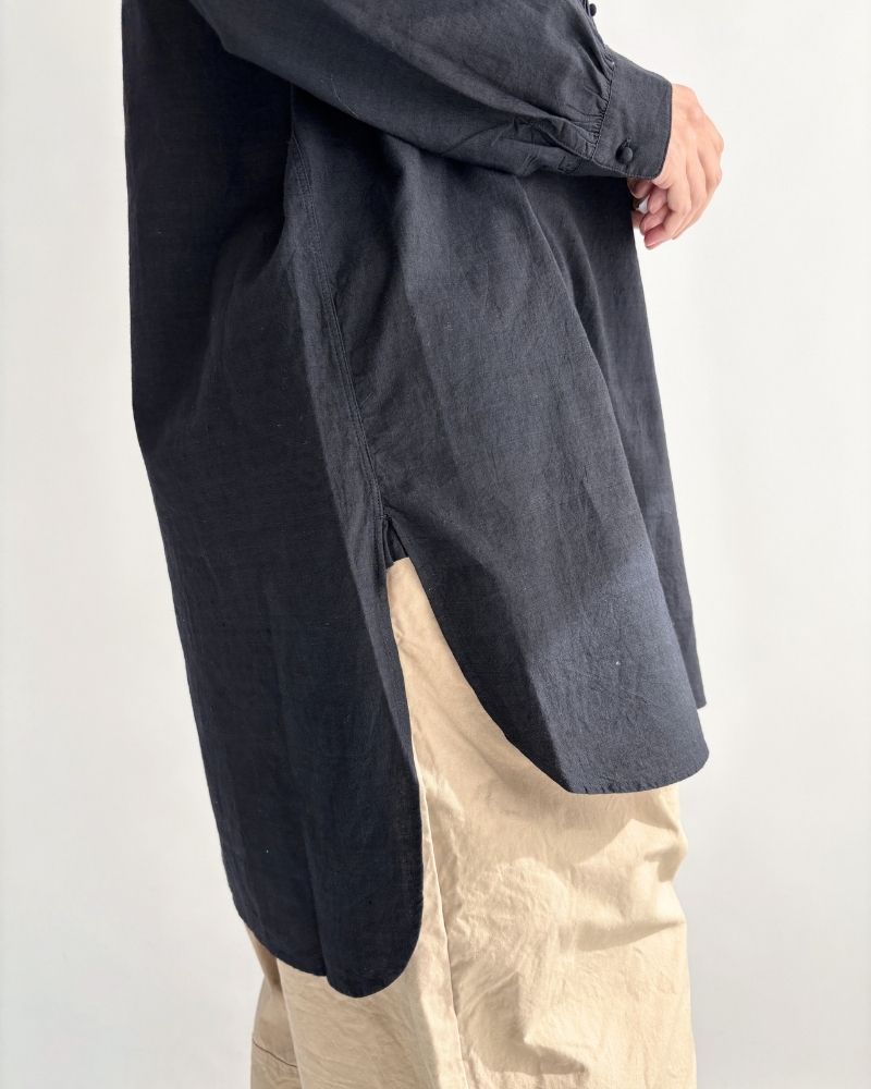 CREW-NECK BOSOM LONG SHIRT WITH MINI PINTUCK in Black
