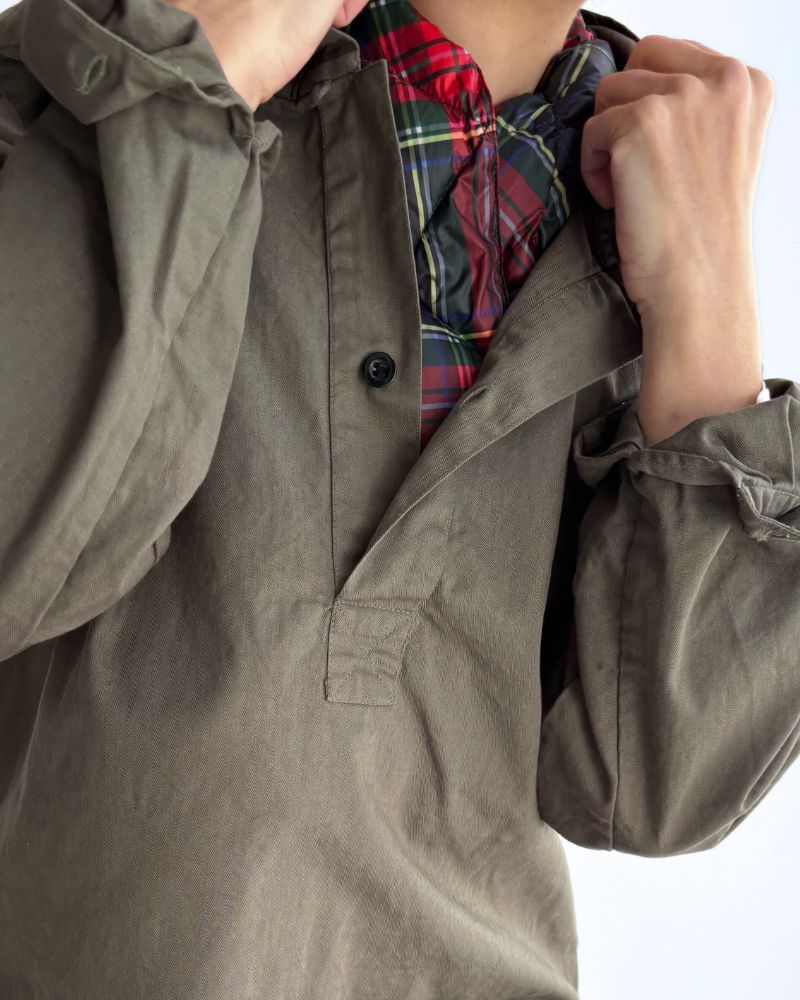 COTTON HERRINGBONE WASH HOODED PULLOVER SHIRT in KhakiHerringbone