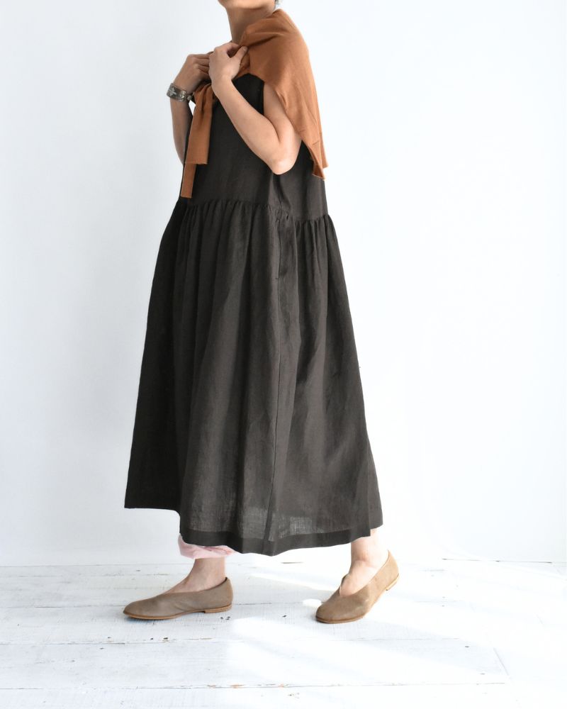Sleeveless Gathered Dress (LINEN) in Brown