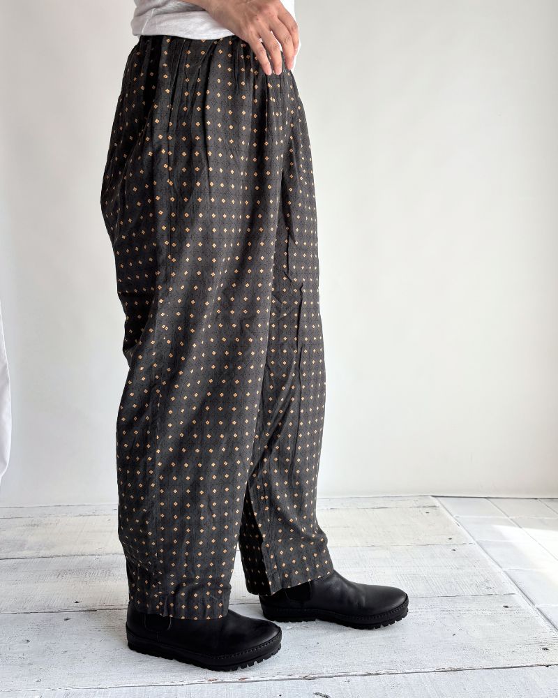 2TUCK TAPERED EASY PANTS in Charcoal
