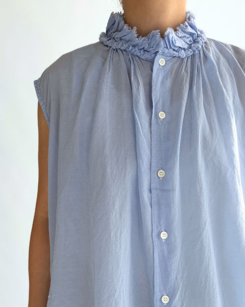 Sleeveless Frill blouse in Blue