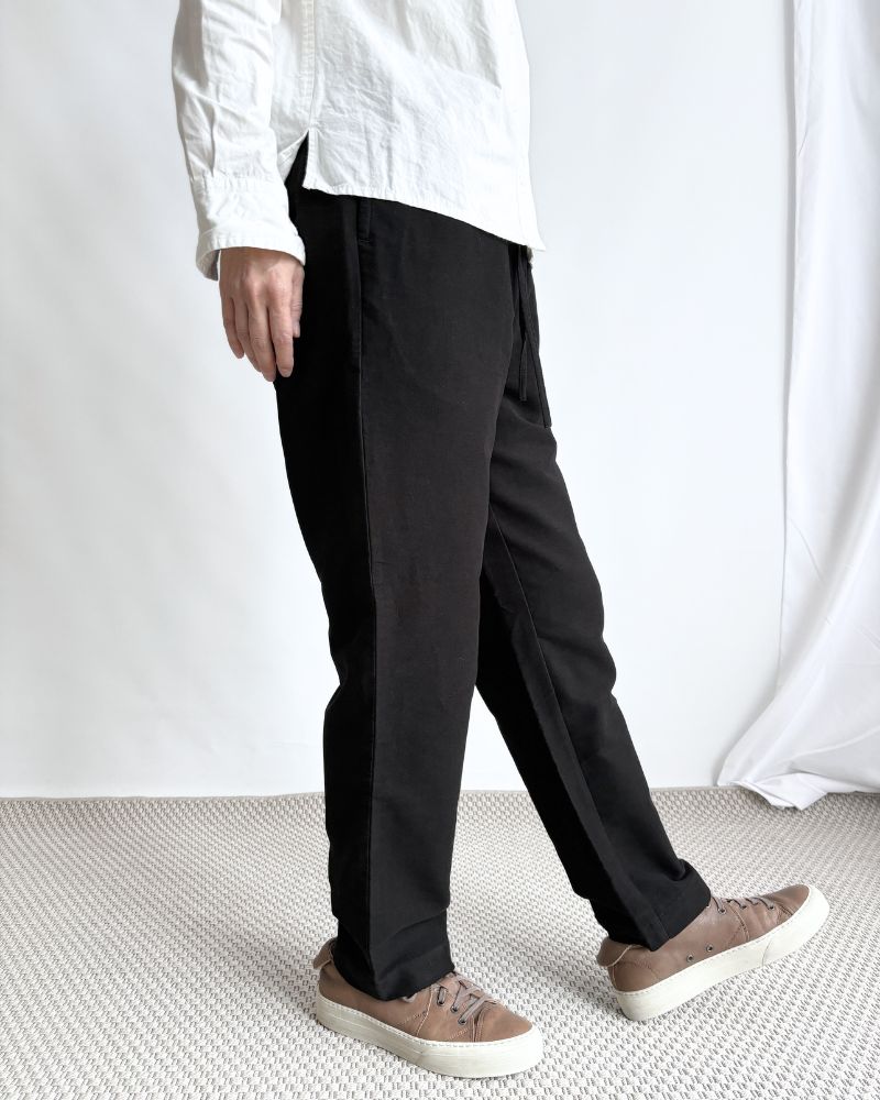 COTTON SUEDE EASY TAPERED PANTS in Black