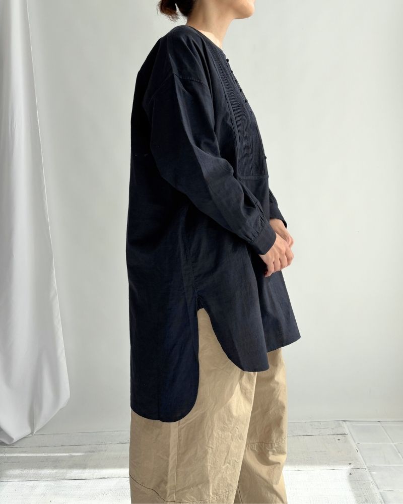CREW-NECK BOSOM LONG SHIRT WITH MINI PINTUCK in Black