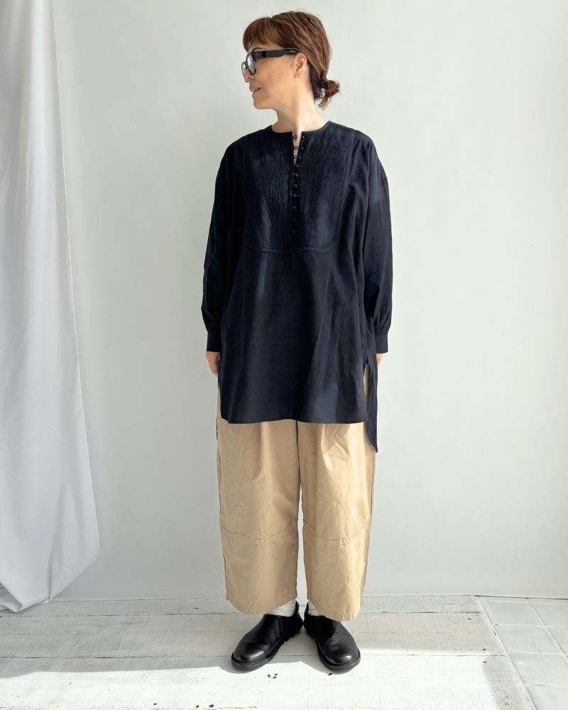 CREW-NECK BOSOM LONG SHIRT WITH MINI PINTUCK in Black