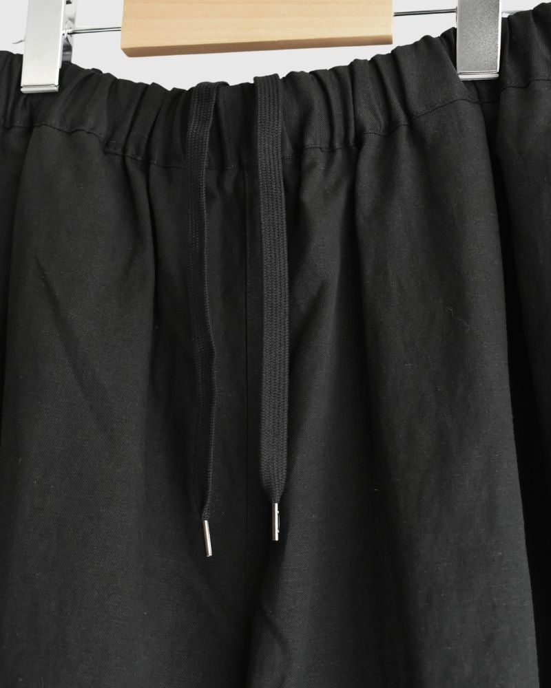Wide Tuck Shorts in Black
