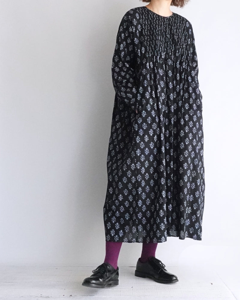 CREW-NECK P/O SHIRT DRESS WITH PINTUCK in Black