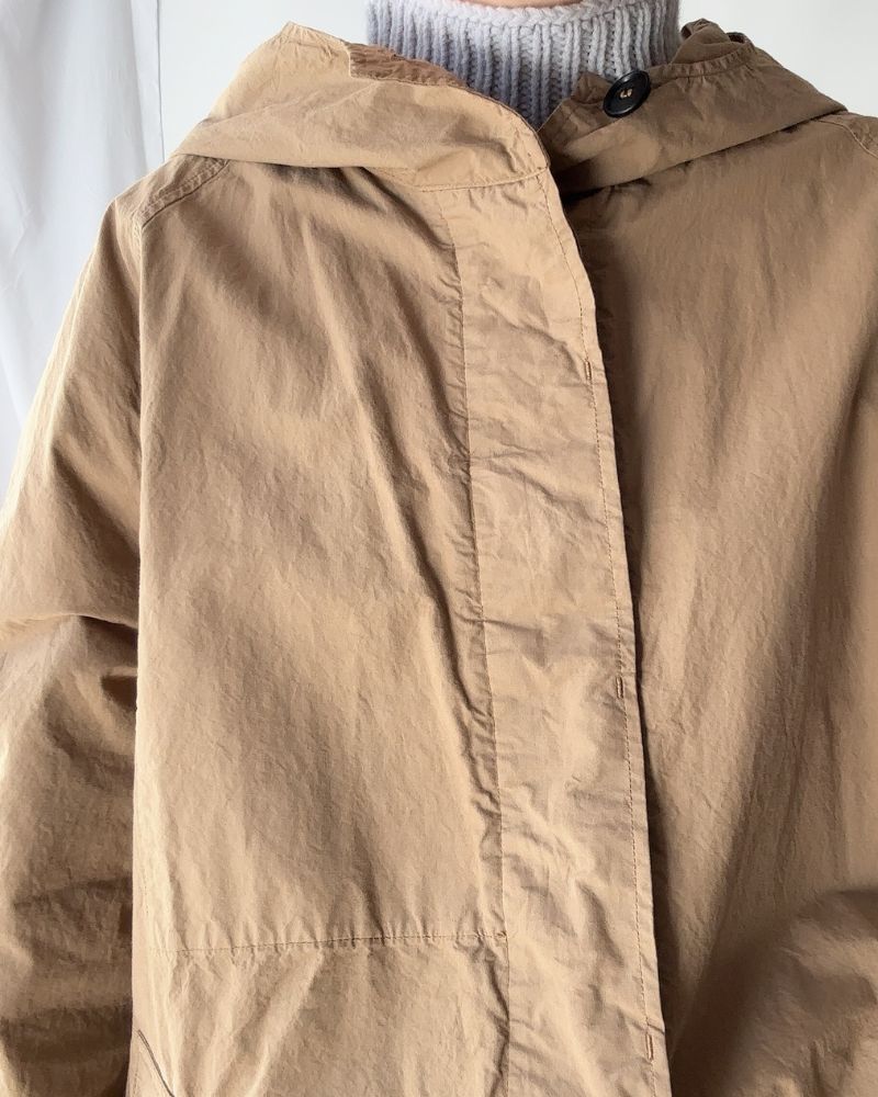 LIGHT WEIGHT COTTON OVERDYE HOODED SHORT COAT in Camel