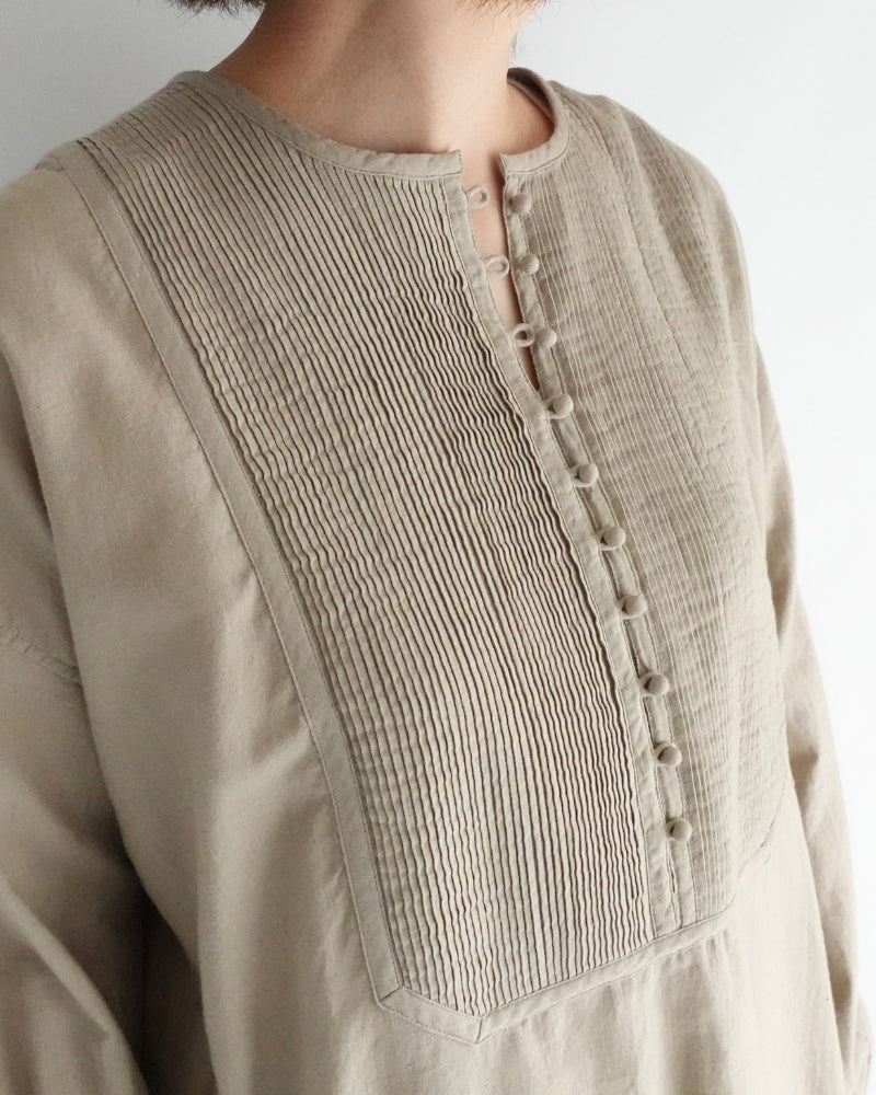 CREW-NECK BOSOM LONG SHIRT WITH MINI PINTUCK in Beige