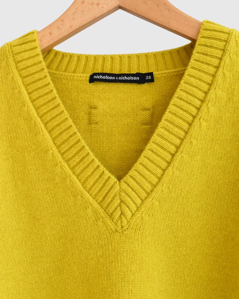 AURA V-neck knit pullover in Yellow