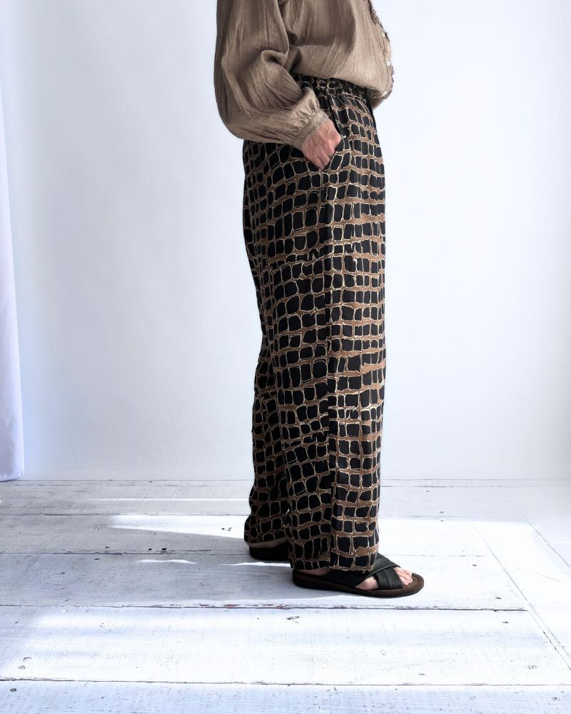 Cobblestone Pattern Easy Pants in CamelBlack