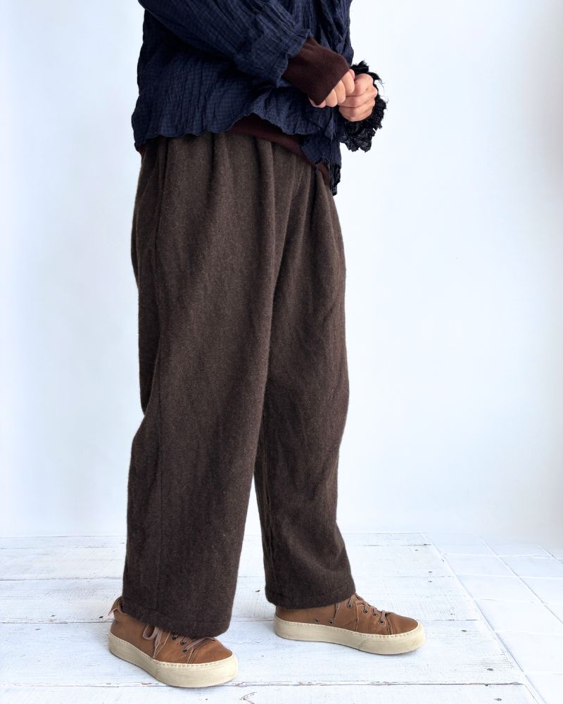 Wool tuck pants in Brown