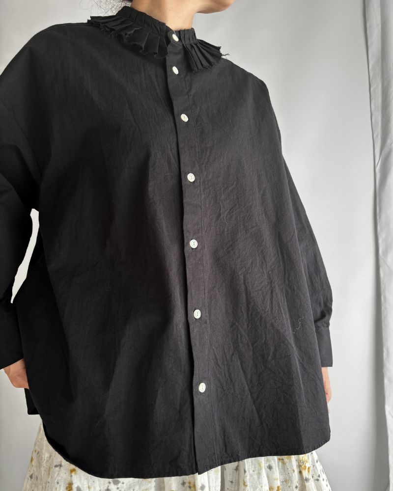 PLEATED COLLAR SHIRT in Black