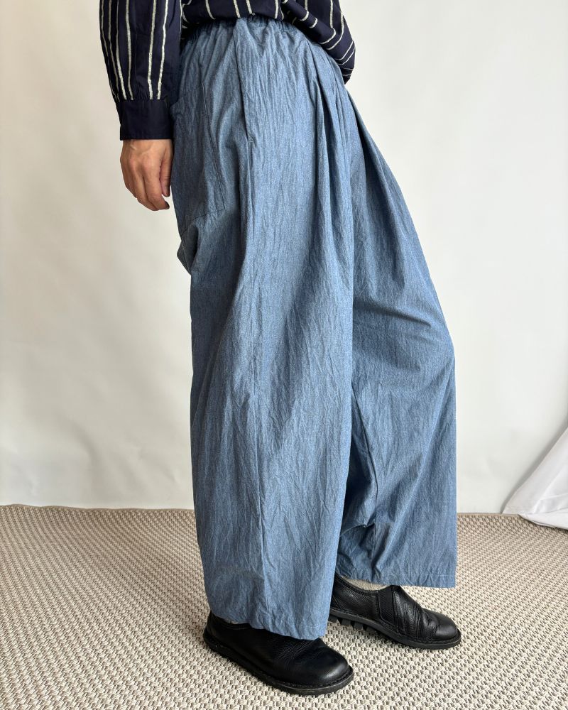 Volume tuck pants in Indigo