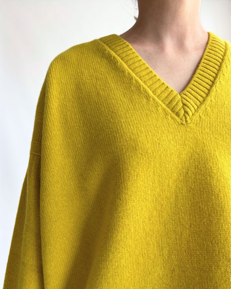 AURA V-neck knit pullover in Yellow