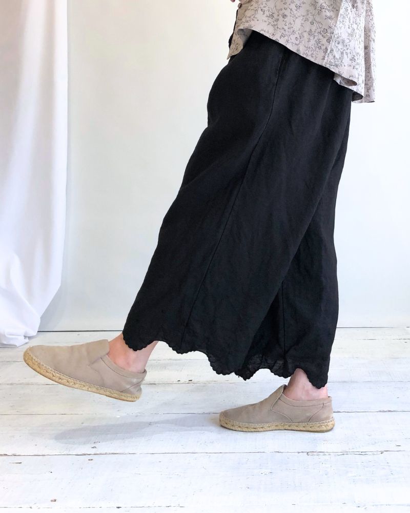 Antique scallop lace wide pants in Noir