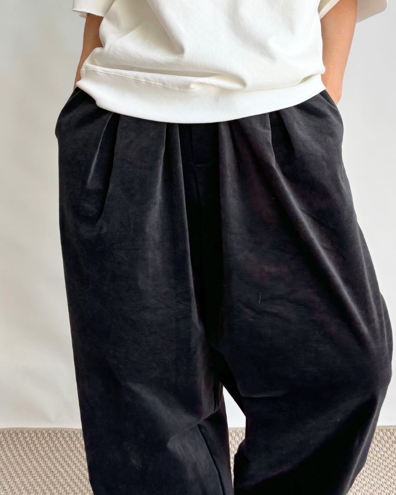 Volume tuck pants in Sumikuro