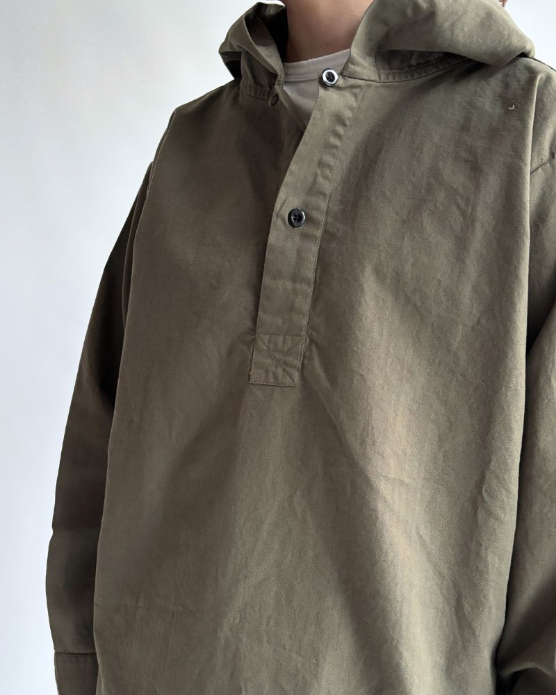 COTTON HERRINGBONE WASH HOODED PULLOVER SHIRT in KhakiHerringbone