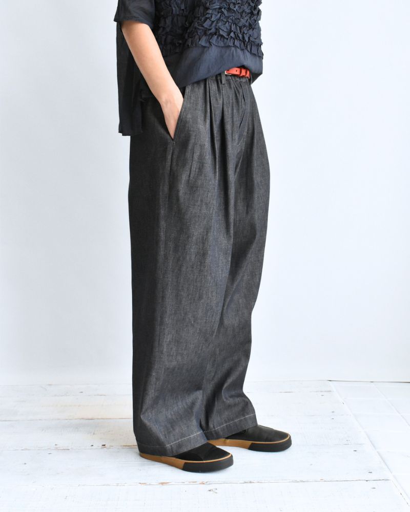 HAKU-DENIM Tuck Pants in Indigo