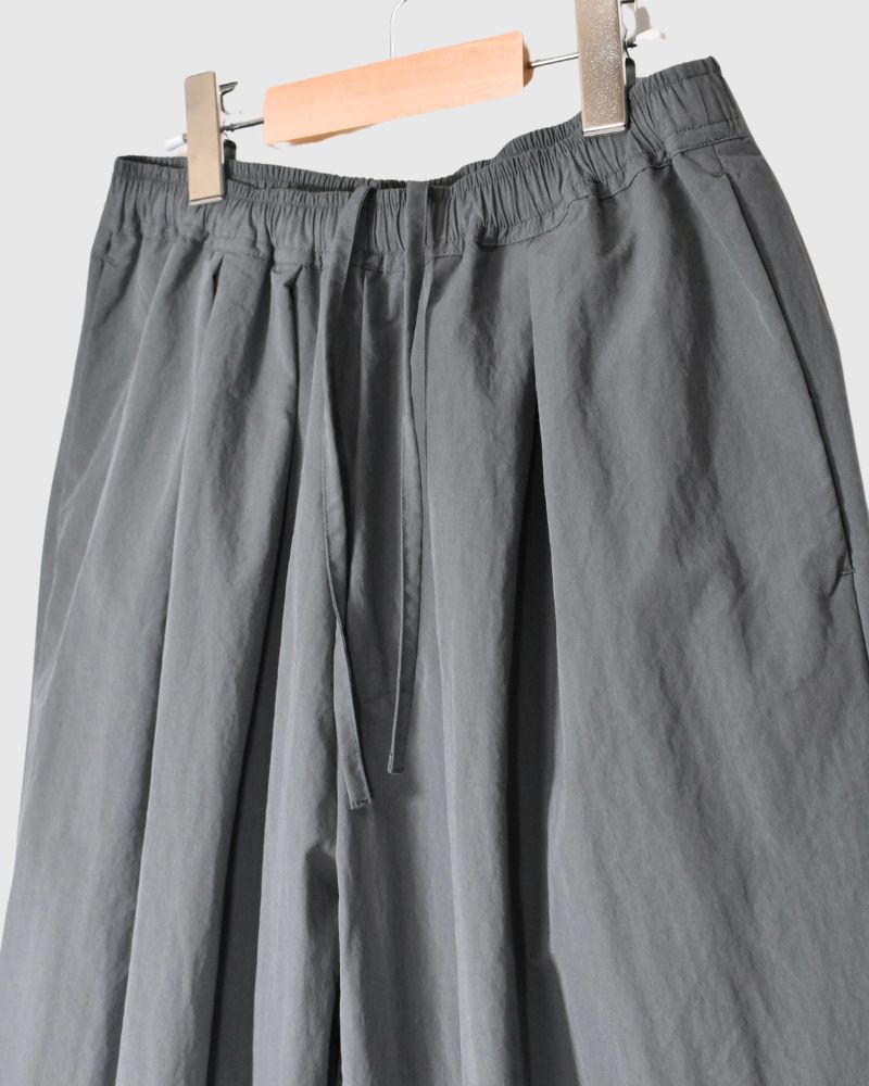 Volume tuck pants in Gray