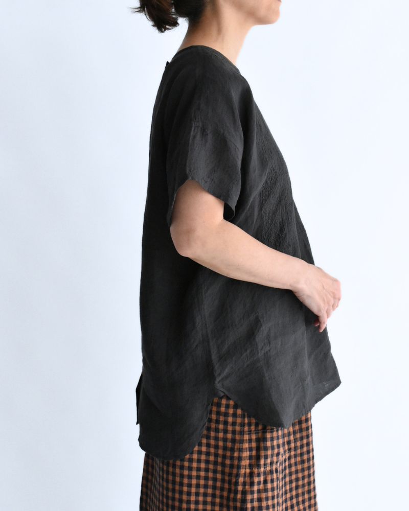 Back Opening Crew-neck Short Sleeve Embroidery Shirt in Black