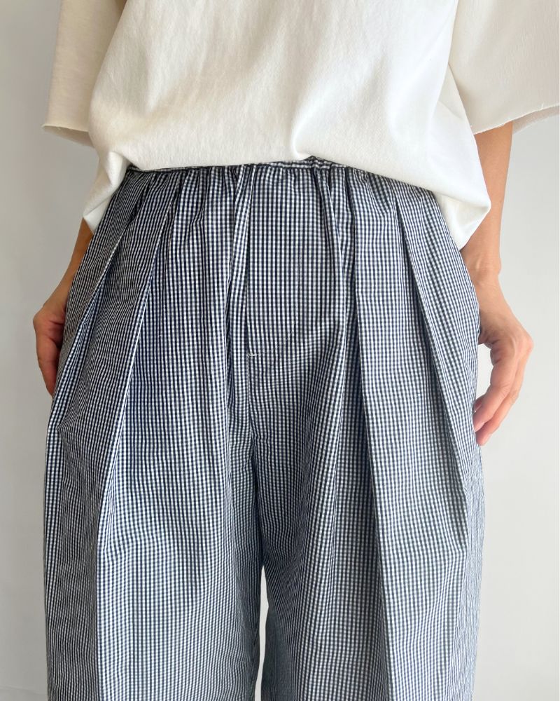 HAKAMA-W Tuck Easy Pants in NavyCheck