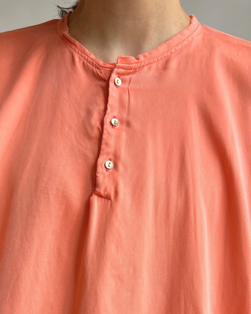 Fibrillated Satin Henley Neck Shirt in S.Pink