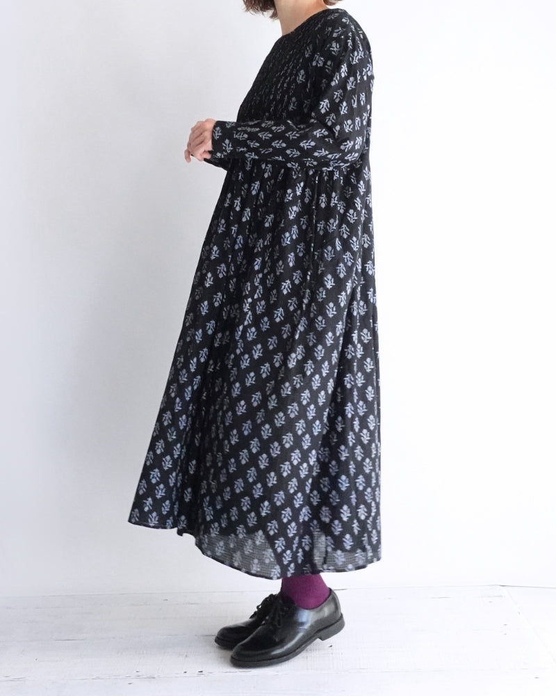 CREW-NECK P/O SHIRT DRESS WITH PINTUCK in Black