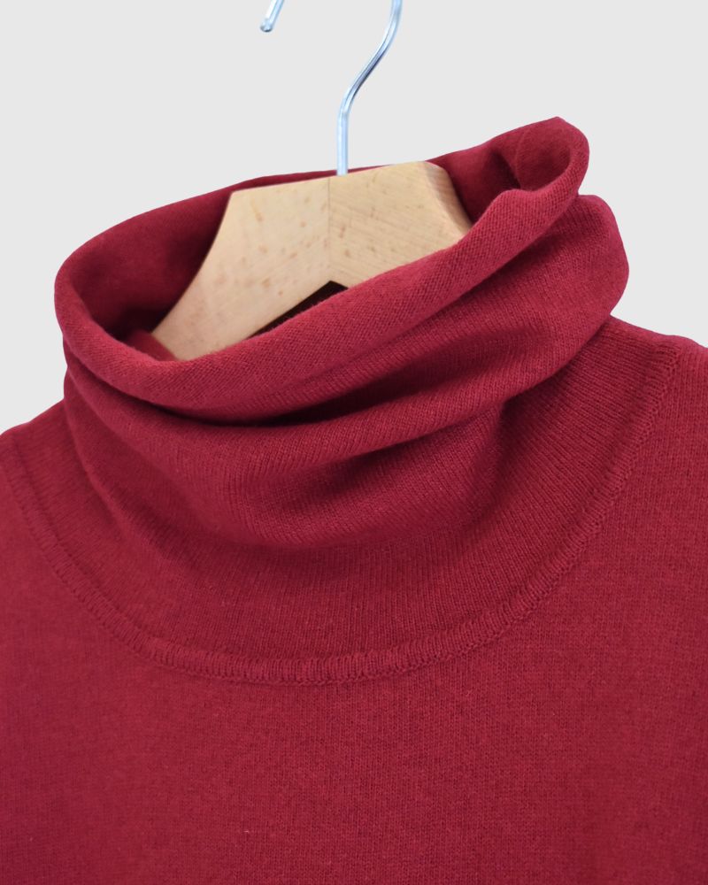 PLAIN STITCH DROP SHOULDER POLO NECK WITH SLIT in Red