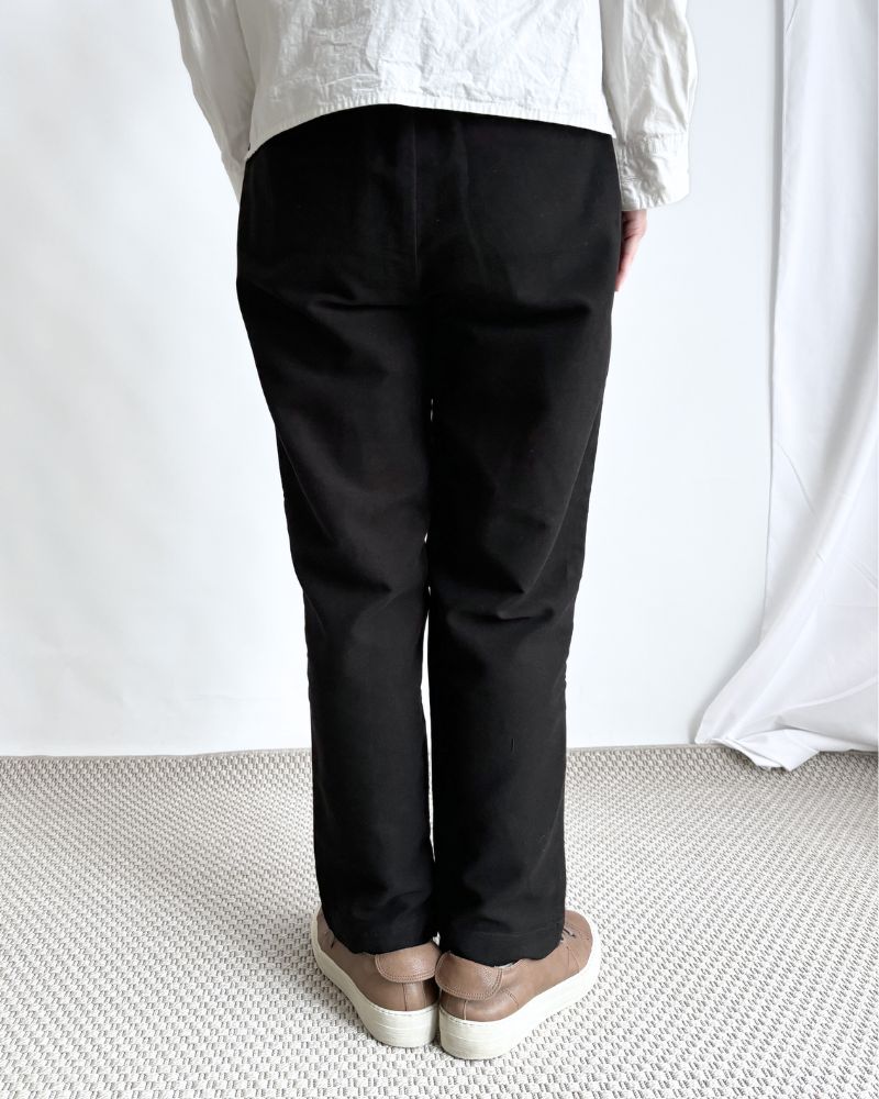 COTTON SUEDE EASY TAPERED PANTS in Black