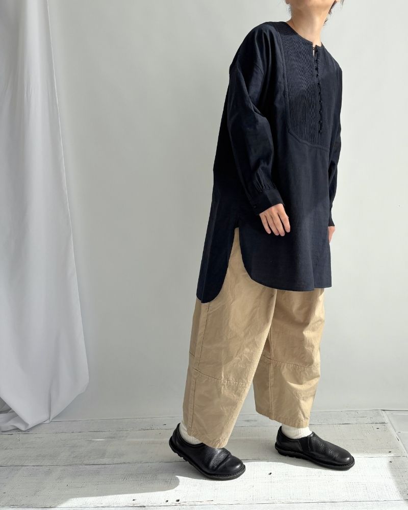 CREW-NECK BOSOM LONG SHIRT WITH MINI PINTUCK in Black