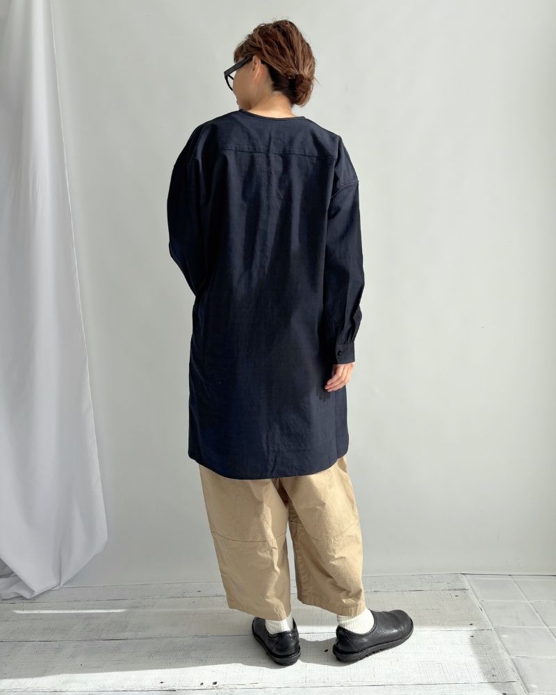 CREW-NECK BOSOM LONG SHIRT WITH MINI PINTUCK in Black