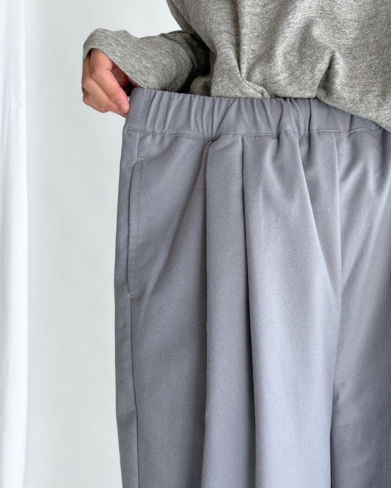 Tuck design pants 'REDI' in LightGray