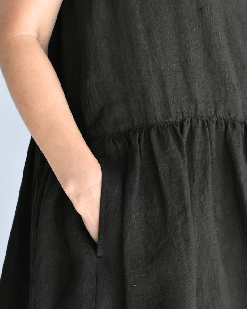 Sleeveless Gathered Dress (LINEN) in Black