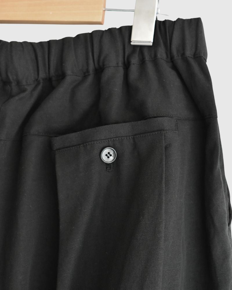 Wide Tuck Shorts in Black