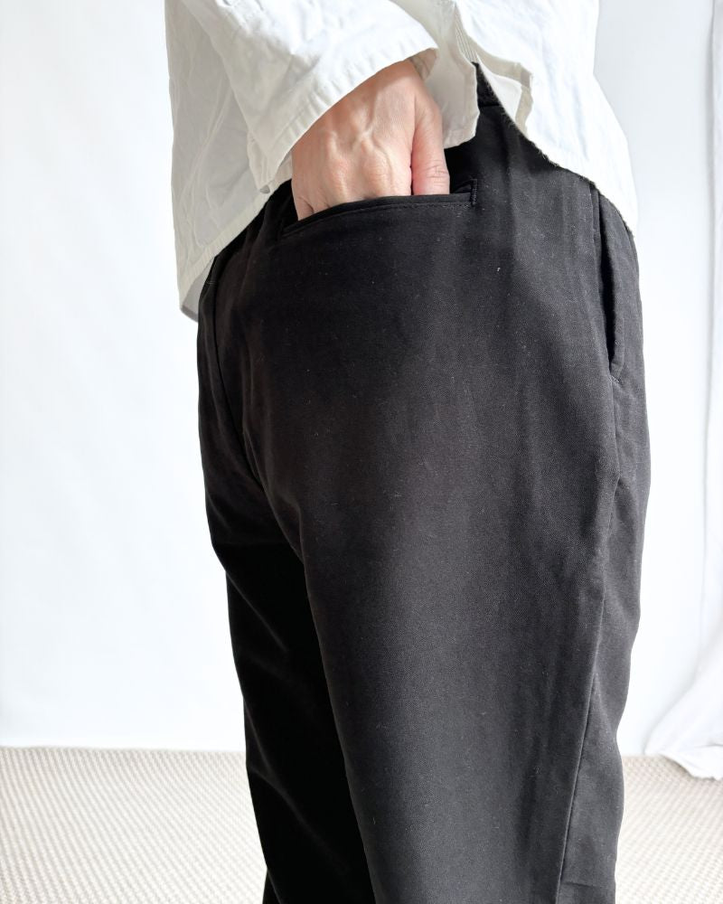 COTTON SUEDE EASY TAPERED PANTS in Black