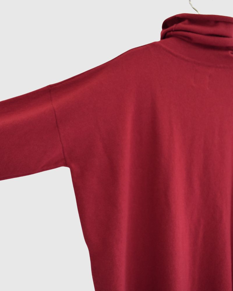 PLAIN STITCH DROP SHOULDER POLO NECK WITH SLIT in Red