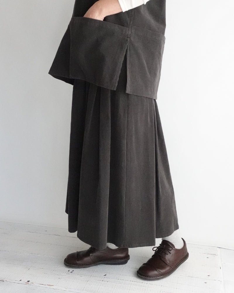 Easy Tuck Skirt (Corduroy) in Brown