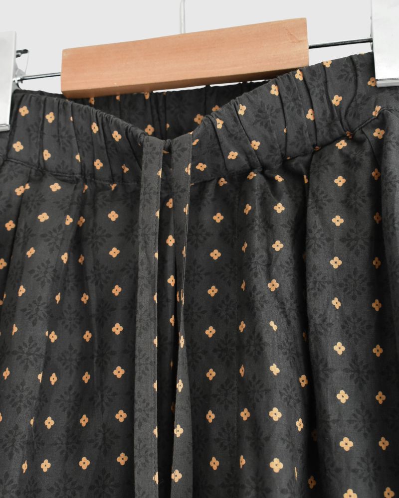 2TUCK TAPERED EASY PANTS in Charcoal